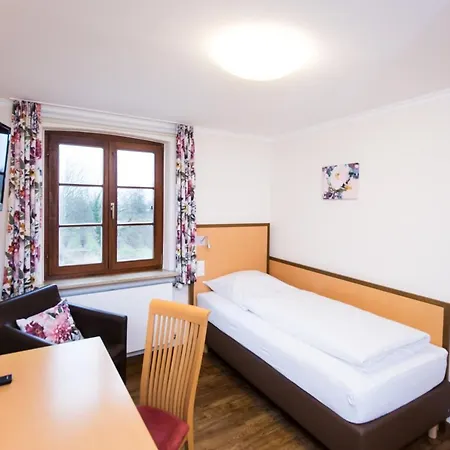 Vier Jahreszeiten Hotel 2*