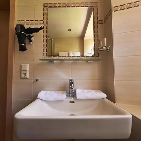 Vier Jahreszeiten Hotel 2*